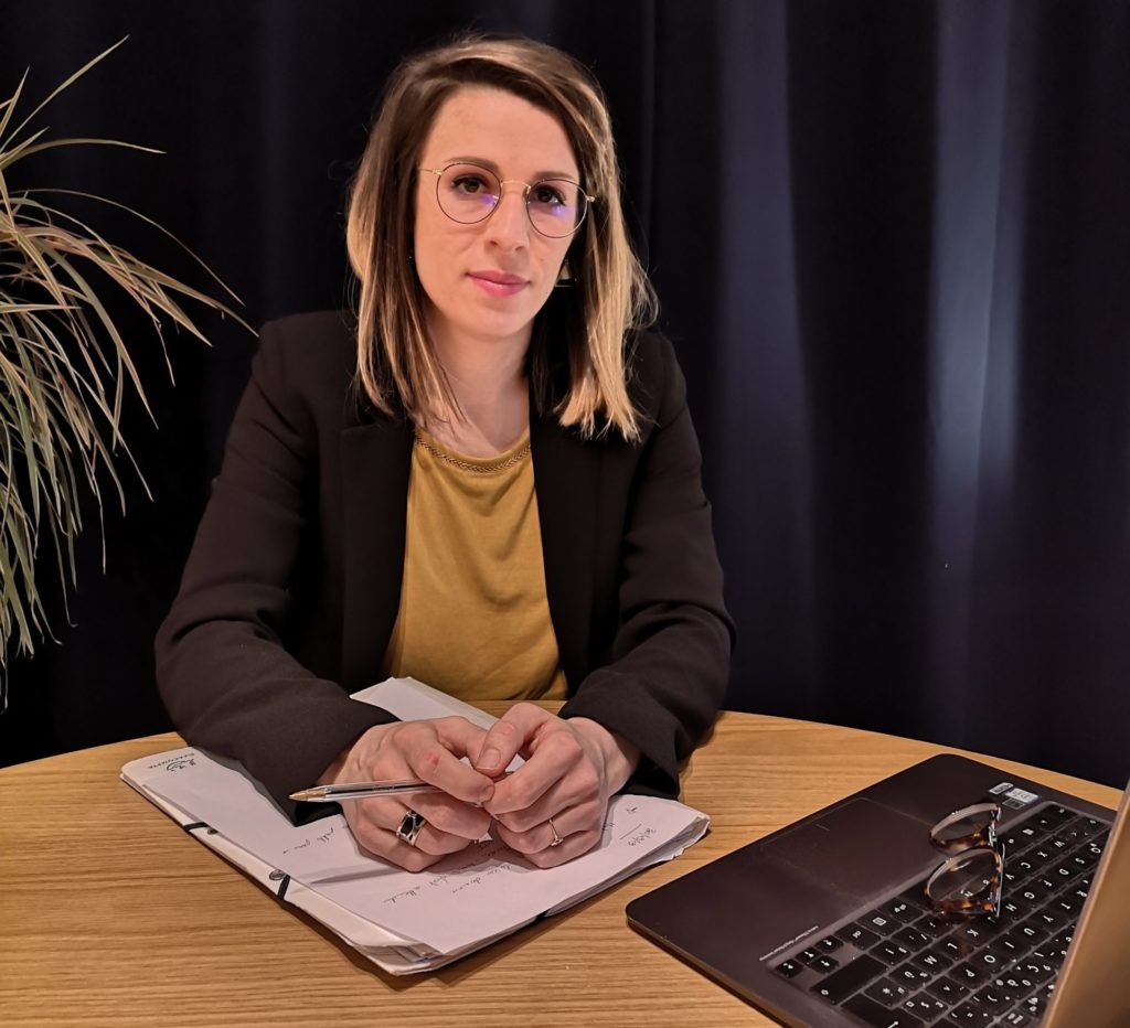 Clémence Battin, assise à son bureau.